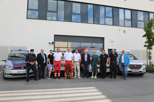 Bereiten den 1. Kremser Sicherheitstag vor: Gerhard Pichler (Polizei), Initiator Gemeinderat Andreas Ettenauer, Christa Apfelthaler und Josef Brunner (Rotes Kreuz), Roland Polster mit Hund Wiggerl (Rotes Kreuz Suchhunde NÖ), Sicherheitsstadtrat Christoph Hofbauer, die Volksfest-Veranstalter Erwin Goldfuß und Claudia Altrichter, Markus Höbarth und Christoph Stricker (Feuerwehr) sowie Markus Weber (NÖ Zivilschutzverband) – von links.  | Foto: Stadt Krems