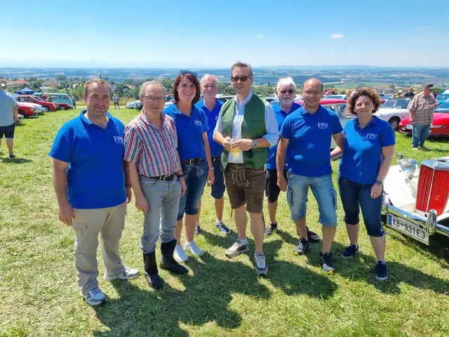 Unter den Gästen waren Wolfgang Klinger (2.v.l.), die Sabine Binder (3.v.l) und Hermann Brückl (4.v.r). | Foto: FPÖ GR/EF