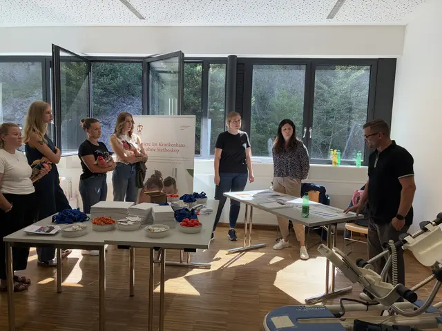 In kleinen Gruppen informierten sich die Auszubildenden über die Berufsmöglichkeiten. | Foto: St. Vinzenz Bildungszentrum