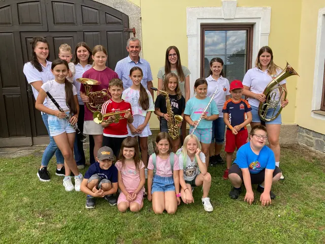 Bürgermeister Manfred Zeilinger freute sich, dass die Kinder so großes Interesse für die Musik zeigten. | Foto: VP Hoheneich-Nondorf