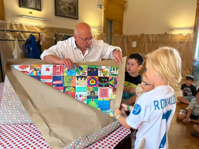 Bezirksvorsteher, Peter Jagsch bekommt ein besonderes Abschiedsgeschenk mit vielen bunten Bezirkswappen. | Foto: BVS