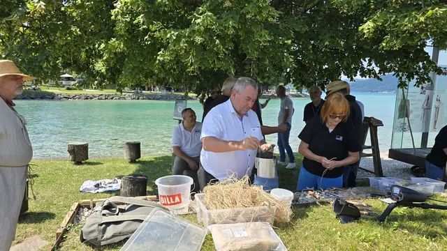 Der Verein „Pfahlbau am Attersee“ zeigte den Gästen aus Niederösterreich die 6.000-jährige Geschichte der Region. | Foto: Egger