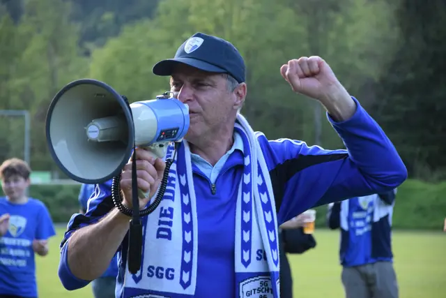 Unschwer zu erkennen. Es ist ein SG-Auswärtsmatch. Denn, Platzsprecher Rainer Holz, hat sein Sprachrohr mit dabei.  | Foto: Santner/KK