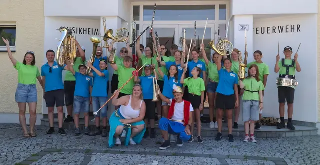 Die "Zwei-Flüsse-Youngstars" des Musikvereins St. Florian am Inn holten beim Bezirksmusikfest 2025 eine Goldmedaille für ihre Marschshow "Aladdin".  | Foto: MV St. Florian am Inn