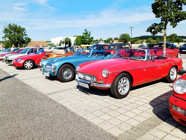 Klassiker auf Tour – Über 140 Oldtimer starteten beim Liszt Zentrum zur Theaterfahrt nach Kobersdorf. | Foto: ARBÖ