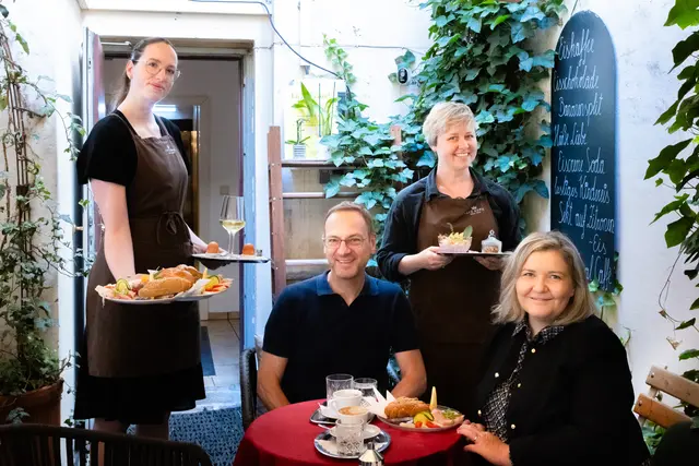 Königlich frühstücken: Sarah Leist (l.) und Eva-Maria Kurzböck (M.) servierten Stefan Teuber und Martina Maros-Goller ein Schlemmerfrühstück. | Foto: Konstantinov