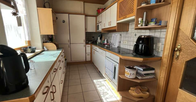 In dem Haus ist eine Wohung, eine große Garage und ein Café integriert. | Foto: S Real Immobilien