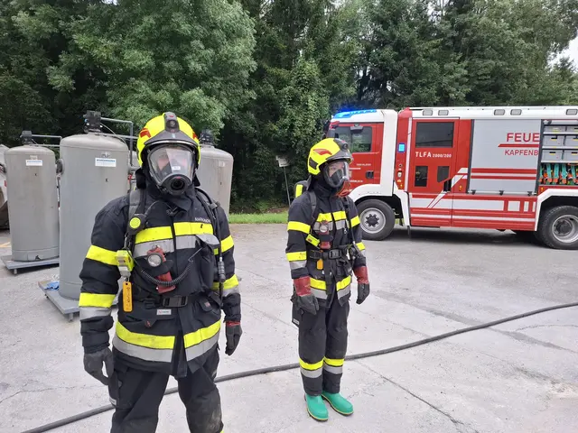 Mit entsprechender Schutzausrüstung schritten die Feuerwehrkameradinnen und -kameraden zur Tat. | Foto: FF Kapfenberg Diemlach
