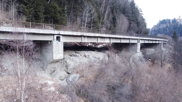 Die Hangbrücke Wiesberg wird derzeit saniert. Nun kommt die Totalsperre. | Foto: Land Tirol