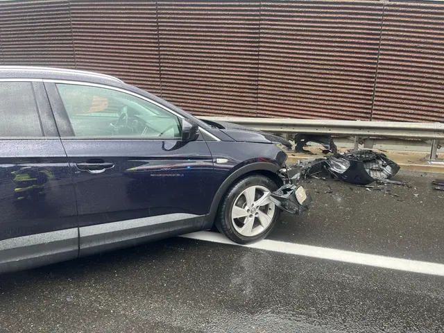 Autoteile auf Straße nach Unfall. | Foto: Freiwillige Feuerwehr Rennweg am Katschberg
