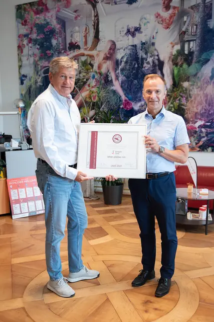 Stadt Salzburg als „Sport Leading City“ ausgezeichnet: Anton Pichler (Gründer &amp; GF Sport Leading Certification) überreicht Bürgermeister Bernhard Auinger die Urkunde. | Foto: Stadt Salzburg/Rocio Escabosa