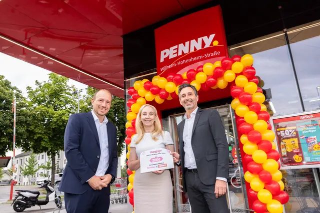 Das Rote Kreuz freut sich über den Gutschein von PENNY und foodora (Thomas Ruhmer, Verkaufsleiter PENNY Fleisch, Christina Summerer, Bezirkstellenleiterin des Roten Kreuzes Villach und Patrik Opressnig, Verkaufsleiter PENNY). | Foto: PENNY / Stefan Zamisch