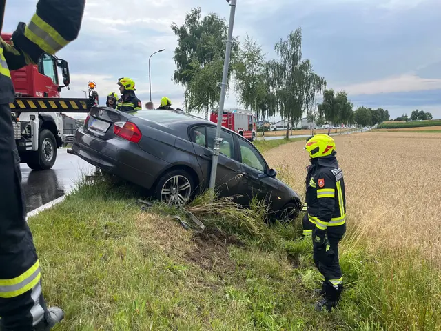 Der PKW kam vermutlich aufgrund der regennassen Fahrbahn ins Schleudern. | Foto: FF Waidhofen/Thaya