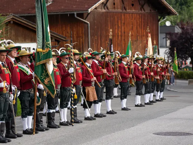 Schneidige Ehrenkompanie: Die SK Hatting unter Hauptmann Herbert Häfele. | Foto: Melanie Kirchmair (klicks.by.mel)