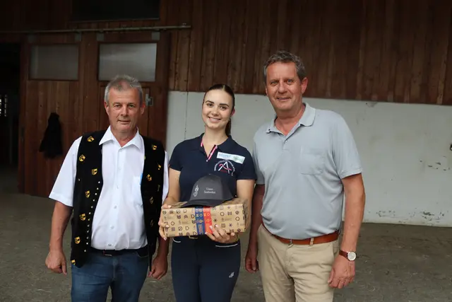 Auch GV Horst Zwischenberger und Bürgermeister Thomas Schäfauer wünschten viel Erfolg und übergaben Kathrin ein Präsent.  | Foto: MeinBezirk.at