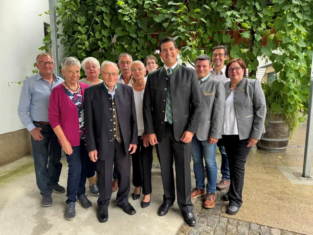 Alois Mauser, Veronika Frass, Traude Mauser, (Jubilar Friedrich Mauser), OV Franz Hirschbüchler, Johanna Anger, Lukas Kirchmayer, Bürgermeister Dominic Litzka, Rudolf Gössinger, Norbert Hirschbüchler, Martina Gössinger.  | Foto: Stadtgemeinde Wolkersdorf