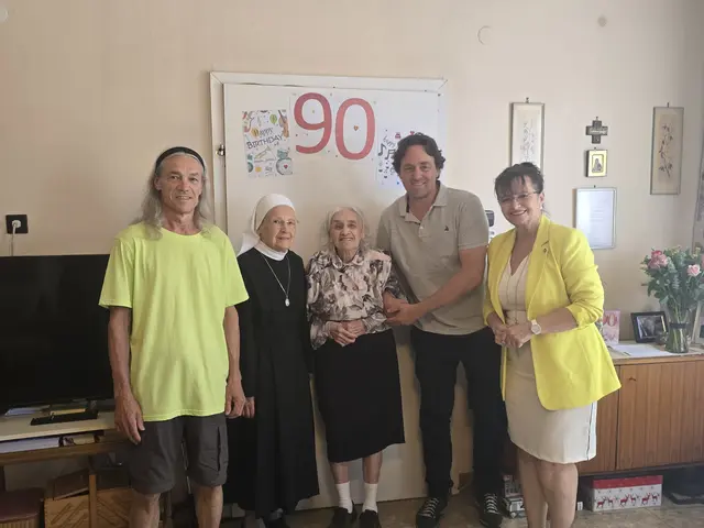 Von Seiten der Stadtgemeinde Laa überbrachten Bürgermeisterin Brigitte Ribisch und Stadtrat Helmut Batoha ihre Glückwünsche. | Foto: Stadtgemeinde Laa