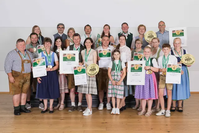 Die strahlenden Landessieger aus dem Bezirk Leibnitz sind: Buschenschank Stoff mit Gernot und Sandra Stoff (1. Reihe 5.6.v.l.); Weingut und Buschenschank Grabin mit Annemarie (2. Reihe 2.v.r.), Rosina und Rosa Grabin (1. Reihe 5.4.v.r.); Weinhof-Buschenschank Tropper mit Claudia, Georg, Hilde (1. Reihe 3.2.1.v.r.) und Franz Tropper (2. Reihe 1.v.r.). Weiters ausgezeichnet wurden: Margarete und Kurt Braunegger (1. Reihe 1.3.v.l.), Posch Bauerngut mit Katrin und Martin Posch (1. Reihe 4.2.v.l.); Hofladen Aspek – Matthias Aspek (1. Reihe 7.v.l.) mit Renate und Anna Frühwirth (1. Reihe 9.8.v.l.); Juanita Tropper (2. Reihe 1.v.l.); Hofladen Stoißer-Strohrigl mit Doris Strohrigl-Stoißer (2. Reihe 3.v.l.) und Richard Strohrigl (2. Reihe 4.v.l.); Weingut und Buschenschank Wechtitsch-Zuser mit Brigitte und Robert Wechtitsch (2. Reihe 4.3.v.r.) sowie der Gratulant Kammersekretär Wolfgang Maier (2. Reihe 2.v.l.). | Foto: ©LK Steiermark/A Wild Emotion