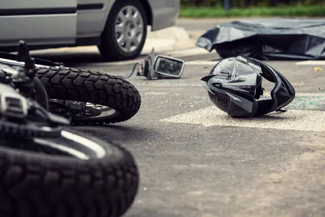 Die Kollision zwischen dem Pkw und dem Motorrad ereignete sich an einer Kreuzung. (Symbolfoto) | Foto: stock.adobe.com/at/Photographee.eu