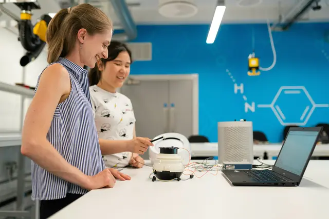 Die MINT-Initiative legt besonderen Fokus auf die Förderung von Mädchen in Naturwissenschaft und Technik. (Symbolbild) | Foto: ThisisEngineering/unsplash