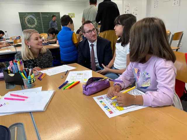 Vizebürgermeisterin Elisabeth Mayr und Landeshauptmannstellvertreter Philip Wohlgemuth staunen, wie gut die Kinder bereits Deutsch reden. | Foto: Königer