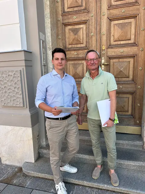 Fordern "Stichlinie" für Pendlerinnen und Pendler sowie Fahrgäste: Lukas Tödling und Rene Heinrich. | Foto: ÖAAB-FCG