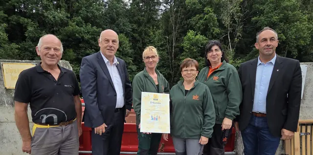 Von links: Johann Mairböck (Obmann Imkerverein Bad Zell), Herbert Vitzthum (Präsident des OÖ Landesverbandes für Bienenzucht), Elke Haas (Leiterin des ASZ Bad Zell) mit ihren Kolleginnen Edeltraud Kranzl und Behka Dzanko sowie Bürgermeister Martin Moser. | Foto: Landesverband für Bienenzucht
