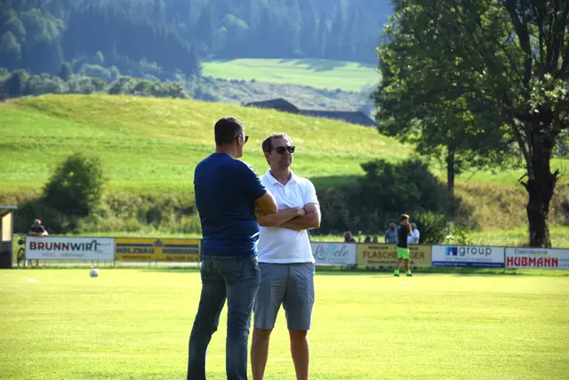 Andreas Mösslacher (l.) mit Linienchef Achim Wastian bei der Rasenanalyse. | Foto: Santner/KK