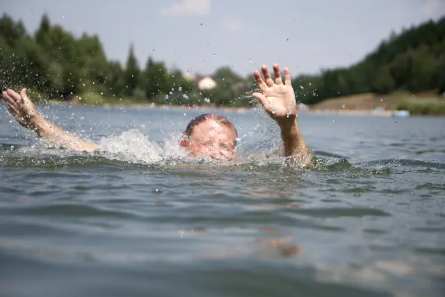 Ertrinken passiert meist lautlos und innerhalb weniger Sekunden – Schwimmkurse und schnelles Handeln im Ernstfall kann Leben retten. | Foto: Symbolfoto – Tomas Skopal/Fotolia