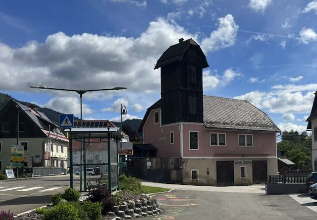 Dieses Haus mit Turm ist in Schöder zu verkaufen. | Foto: S Real Immobilien