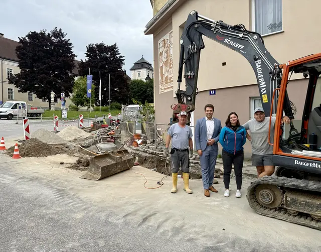 Bürgermeister Manuel Aichberger und Bauamtsleiterin Katharina Schubert machten sich „Am Platzl“ im Beisein der ausführenden Firmen Traunfellner und BaggerMax ein Bild vom erfolgreichen Baustart der diesjährigen Kanalsanierungsetappe. | Foto: Stadtgemeinde Lilienfeld