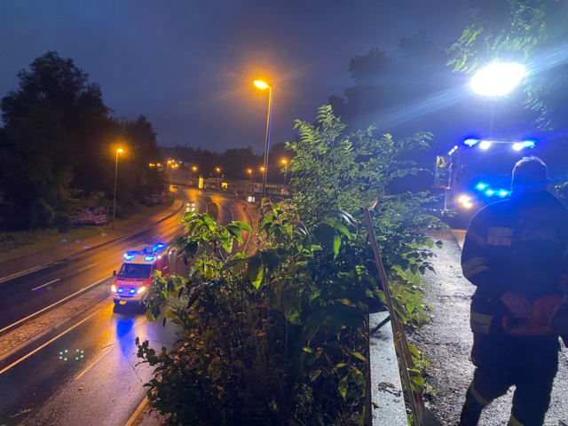Für die Arbeiten musste die Straße komplett gesperrt werden. | Foto: FF Kapfenberg Diemlach
