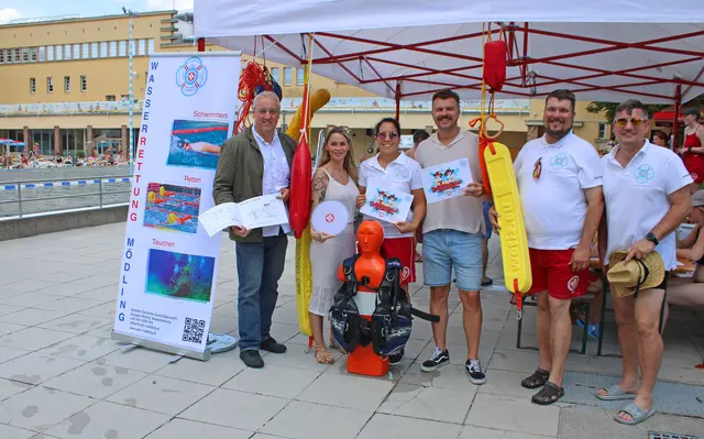 Aktionstag gegen das Ertrinken. von links: STR Markus Gilly, Corinna Cernik, Amina Höfinger, GR Mehmed Alajbeg, Matthias Handler und Thomas Holzmann.



  | Foto: Stadtgemeinde Mödling / mc