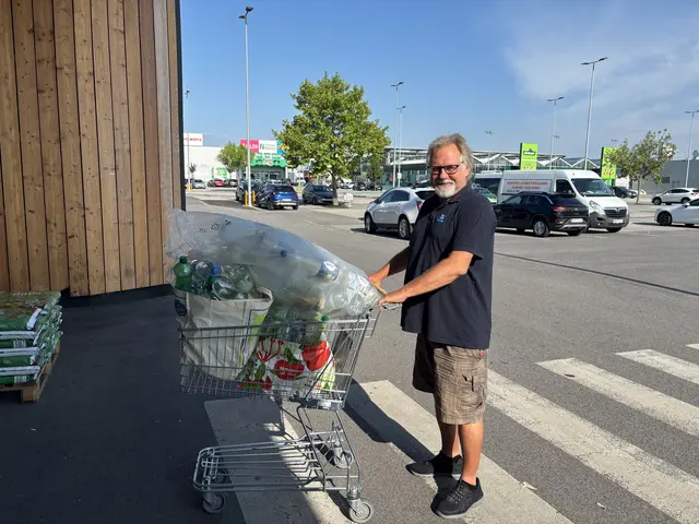 Aller Anfang ist schwer. Das Redaktions-Leergut wird zum BILLA plus gebracht. | Foto: Kathrin Schauer