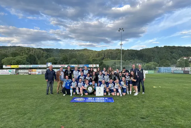 Das erfolgreiche Damenteam und die Betreuer freue sich über den Meistertitel und den Meisterteller. | Foto: TUS St. Stefan/R.