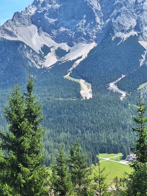 Aus der Entfernung erkennt man, wieviel Material unterhalb der Felsen liegt, die Gefahr ist entsprechend hoch. | Foto: Gem. Ehrwald