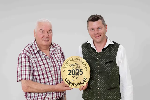 Grund zum Jubeln hatten Gernot und Rupert Stoff (v.l.n.r.) vom Buschenschank Stoff aus Fresing/Kitzeck: Sie holten sich mit ihrem „Karreespeck“ den Landessieg in der Kategorie „Karreespeck“. | Foto: ©LK Stmk/Kristoferitsch