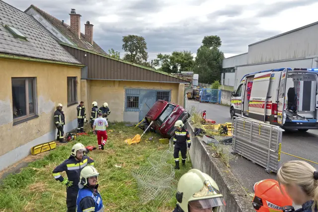 Einsatz der Feuerwehr, der Rettung und der Polizei. | Foto: BFKDO Baden / Stefan Schneider / www.bfkdo-baden.com
