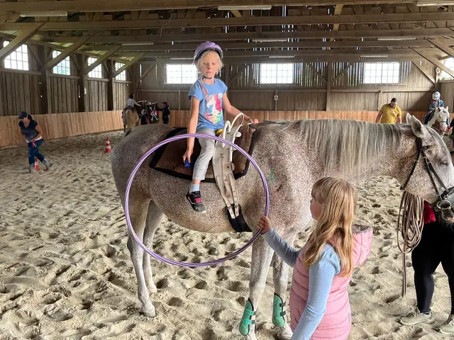 Die Kinder durften nacheinander auf den Pferden auch reiten und hatten großen Spaß. | Foto: FPÖ Prambachkirchen