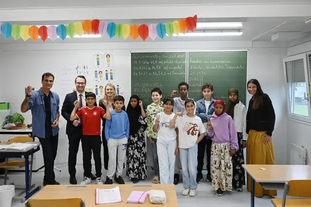 Die Politik zu Besuch in der Sommerschule für geflüchtete Kinder. Landeshauptmannstellvertreter Philip Wohlgemuth, Vizebürgermeisterin Elisabeth Mayr und Stadträtin Janine Bex sind begeistert, wie fleißig die Kinder sind. | Foto: Königer