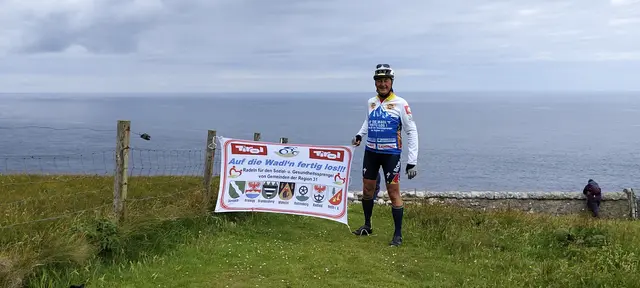 "Auf die Wadl'n fertig los!" ist das Motto von Christian Haas. Dieses Mal startete er von Schottland aus nach Tirol.  | Foto: Christian Haas