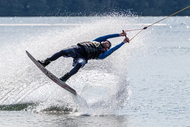 Ab sofort kann auf der Donau wieder mit dem Wakeboard gesurft werden. (Symbolbild) | Foto: herbert2512 / unsplash