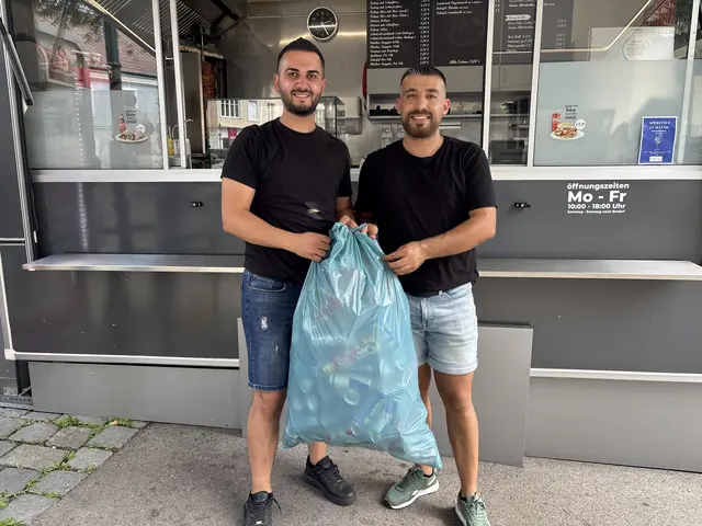 Osman Susehrili und Burak Kusar mit dem Pfand. | Foto: Marlene Trenker