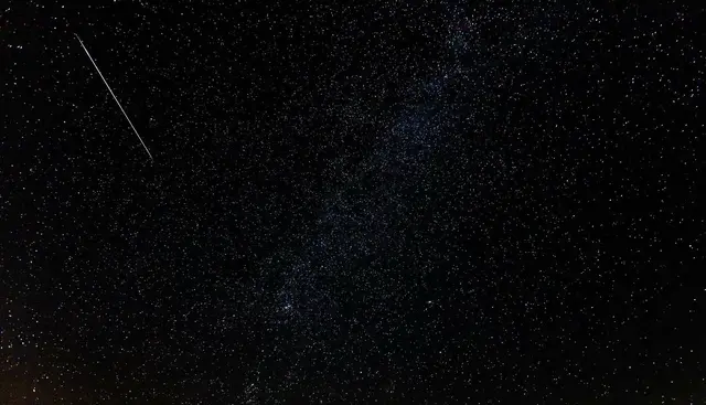 Wer fernab künstlicher Lichtquellen den Blick gen Nordosten richtet, kann bis zu 100 Sternschnuppen pro Stunde entdecken. | Foto: Karl Wiesinger