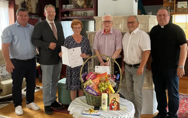 Vizebürgermeister Thomas Schäfer (ÖVP), Bezirkshauptmannstell-Vertreter Dominik Lappel, Hermine und Ernst Sevcik, Bürgermeister Leopold Zwickelstorfer (ÖVP) und Pater Dariusz.  | Foto: Gemeinde Scharndorf