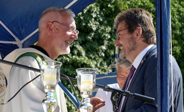 Bürgermeister Gerhard Lentschig (ÖVP) verlieh dem Stadtpfarrer das „Ehrenzeichen in Silber um besondere Verdienste um die Stadtgemeinde Horn“. | Foto: Pfarre Horn