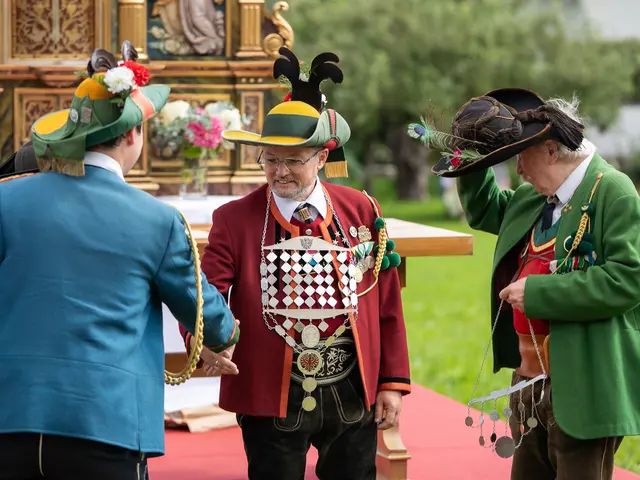 Mario Lair aus Oberhofen durfte als neuer Bataillonsschützenkönig die Schützenkette entgegennehmen. | Foto: Melanie Kirchmair (klicks.by.mel)