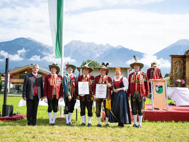 Obmann Stefan Heiß von der veranstaltenden SK Ranggen und Hauptmann Johann Moser (SK Oberhofen) wurden mit dem Verdienstzeichen für langjährige Kommandanten ausgezeichnet. | Foto: Melanie Kirchmair (klicks.by.mel)