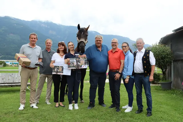 Reitsportanlage-Betreiber Christian Tribelnig und "Kathis" Eltern waren natürlich auch vor Ort. | Foto: MeinBezirk.at