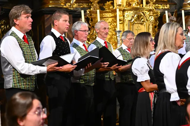 Stiftspfarrer Christian Stromberger (links) wusste als Moderator und Sänger zu begeistern | Foto: Josef Bodner